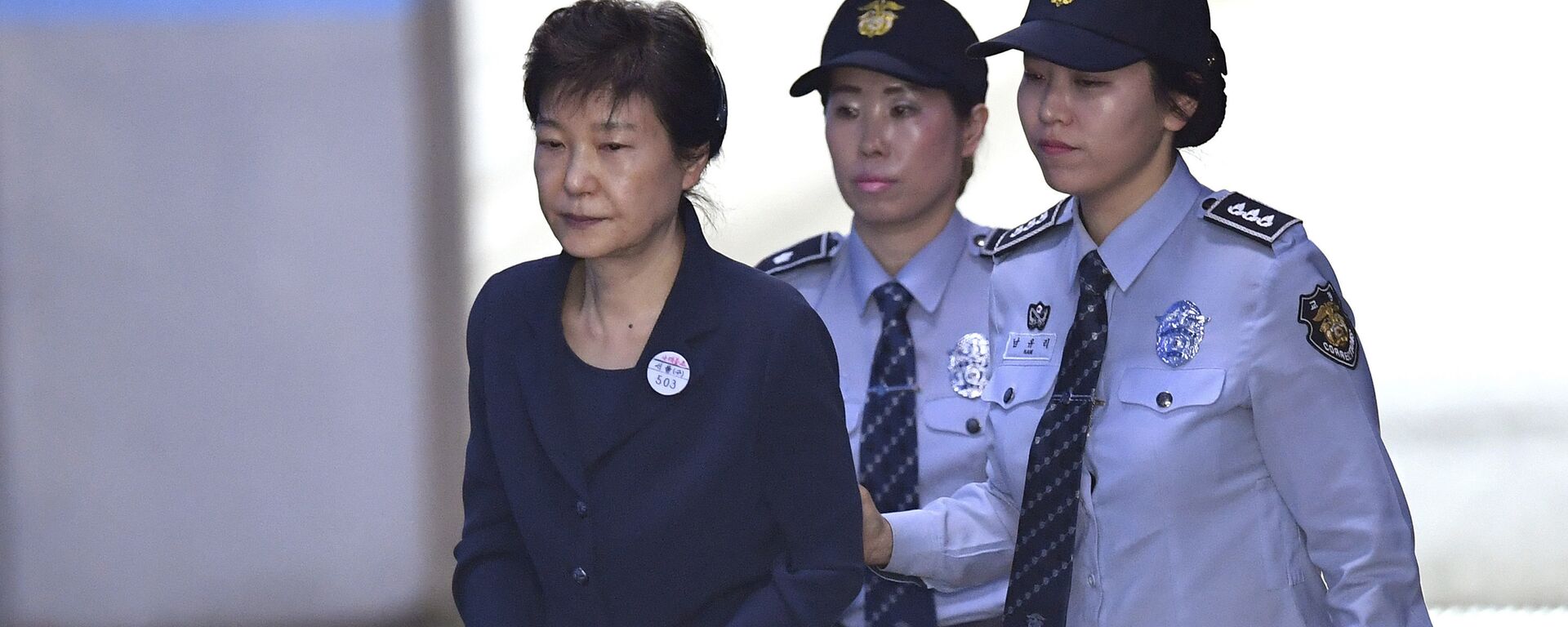 South Korean ousted leader Park Geun-hye, left, arrives for her trial at the Seoul Central District Court in Seoul Thursday, May 25, 2017 - Sputnik International, 1920, 24.12.2021