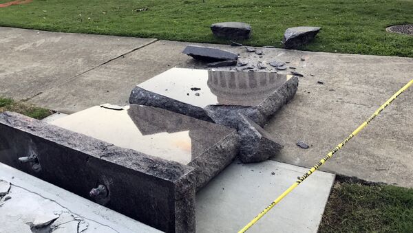 Ten Commandments statue destroyed in Arkansas after being rammed with car - Sputnik International