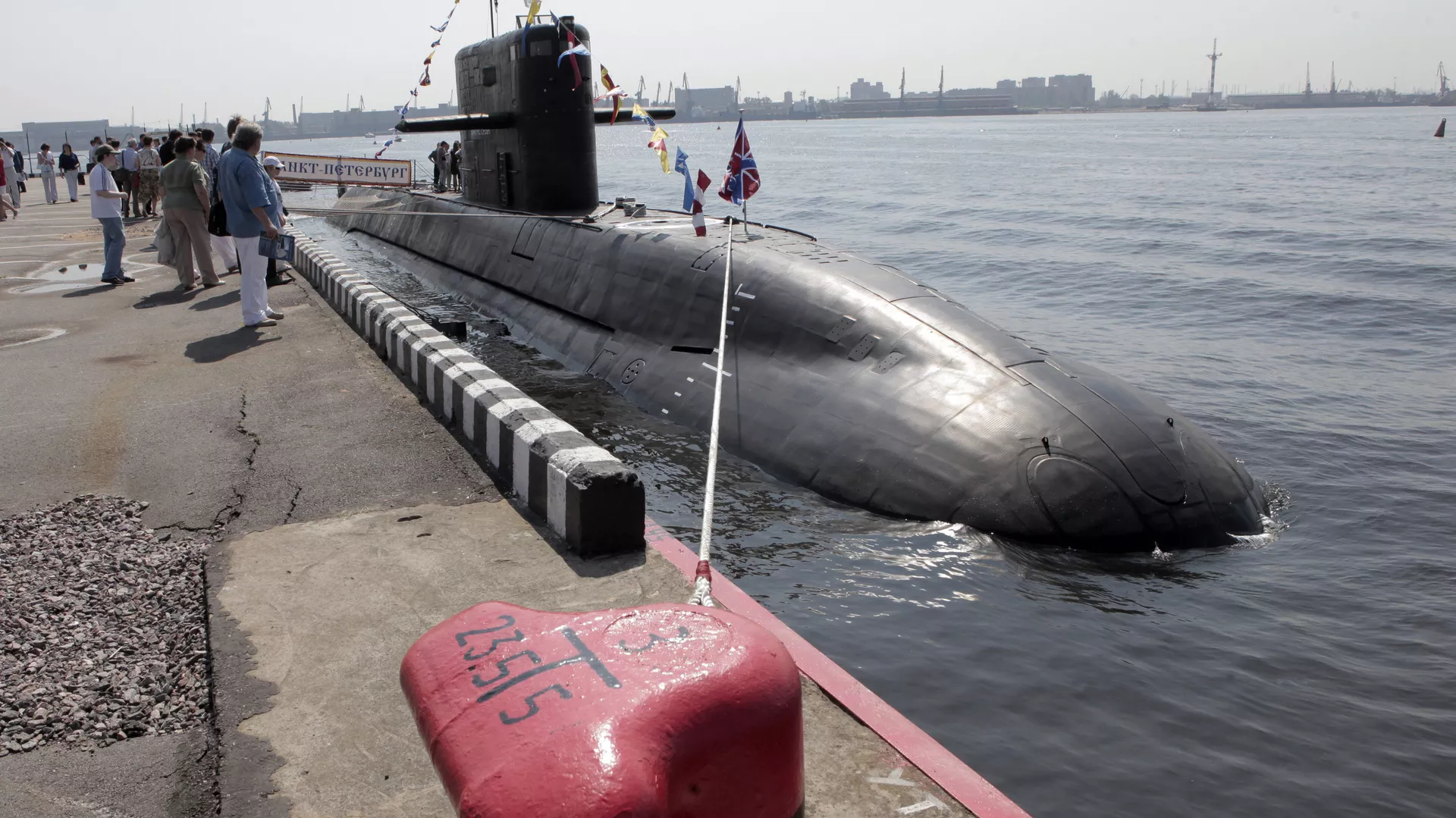 Visitors look at St Petersburg diesel electric submarine of the Lada class at the International Maritime Defense Show in St Petersburg. File photo - Sputnik International, 1920, 31.01.2024