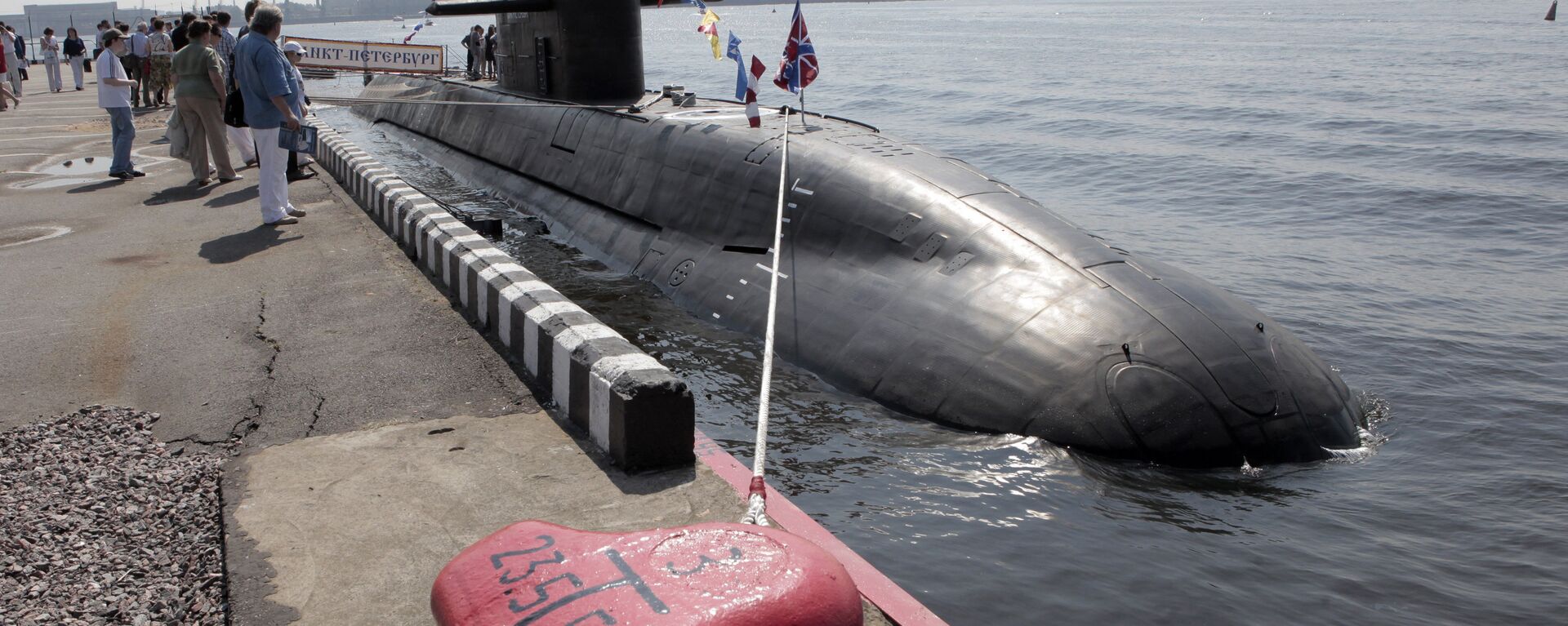 Visitors look at St Petersburg diesel electric submarine of the Lada class at the International Maritime Defense Show in St Petersburg. File photo - Sputnik International, 1920, 31.01.2024