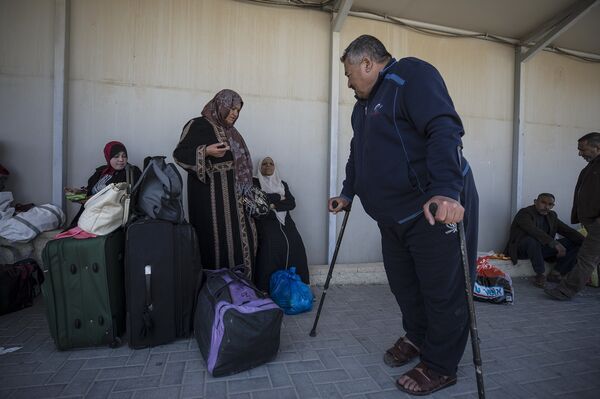 In this Sunday, March 26, 2017 photo, Palestinian residents of Gaza strip wait on the Israeli side of the Erez terminal to cross to Gaza Strip - Sputnik International