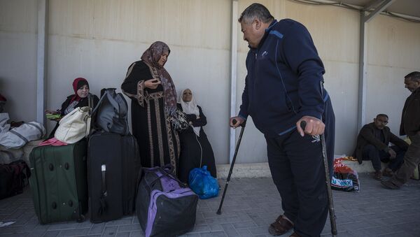 In this Sunday, March 26, 2017 photo, Palestinian residents of Gaza strip wait on the Israeli side of the Erez terminal to cross to Gaza Strip - Sputnik International