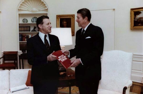 President Reagan receiving the first copy of Soviet Military Power, a Defense Intelligence Agency publication - Sputnik International
