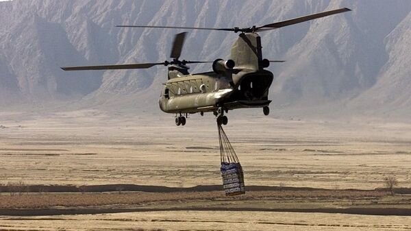 A U.S. Army CH-47 Chinook helicopter carries a cargo in Afghanistan (File) - Sputnik International