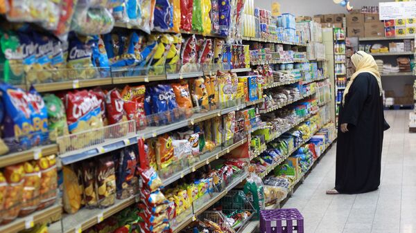 A woman shops in a supermarket in Doha, Qatar June 7, 2017 - Sputnik International
