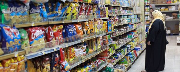 A woman shops in a supermarket in Doha, Qatar June 7, 2017 A woman shops in a supermarket in Doha, Qatar June 7, 2017 - Sputnik International