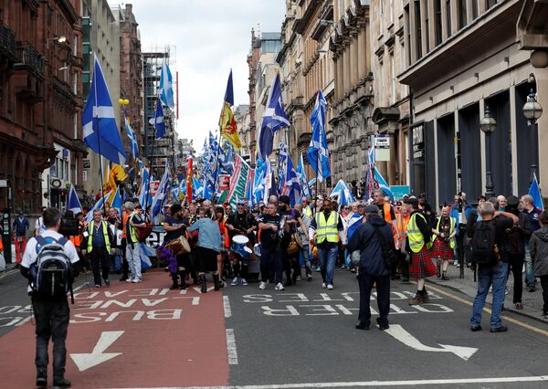 Demonstrators carry Scottish flags at a march in support of Scottish independence, in Glasgow, Scotland, Britain June 3, 2017 - Sputnik International
