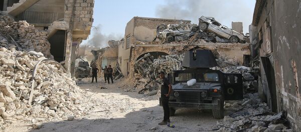 Members of the Iraqi Counter-Terrorism Service (CTS) advance towards the Grand Mosque of Nuri in the Old City of Mosul on June 29, 2017, during the ongoing offensive by Iraqi forces to retake the last district still held by the Islamic State (IS) group - Sputnik International