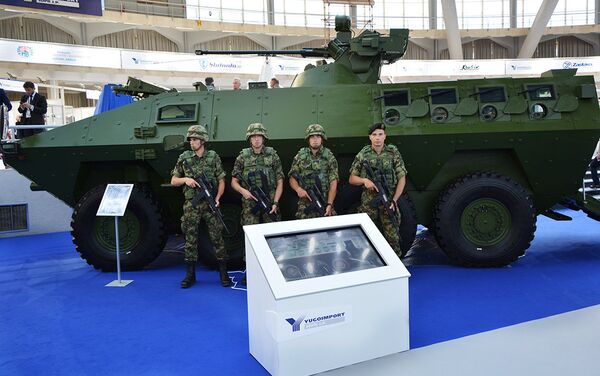 In this photo Serbian soldiers seen near a Serbian military vehicle during the Partner-2017 fair - Sputnik International