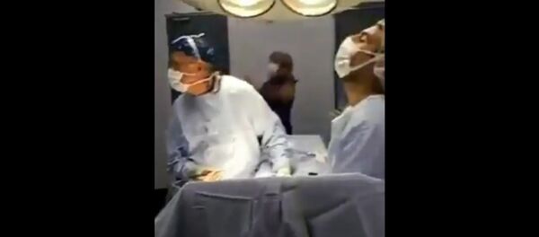 Dos cirujanos paran una operación para… ¡ver y celebrar la victoria de Chile ante Portugal! - Sputnik International