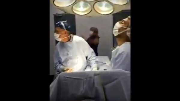 Dos cirujanos paran una operación para… ¡ver y celebrar la victoria de Chile ante Portugal! - Sputnik International
