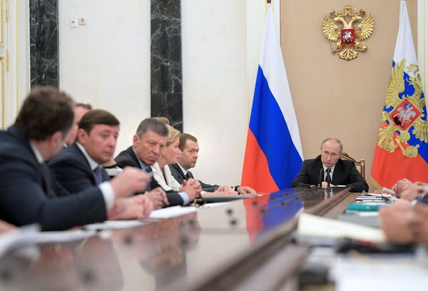 President Vladimir Putin and Prime Minister Dmitry Medvedev at a Government meeting in Kremlin - Sputnik International
