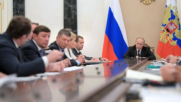 President Vladimir Putin and Prime Minister Dmitry Medvedev at a Government meeting in Kremlin - Sputnik International