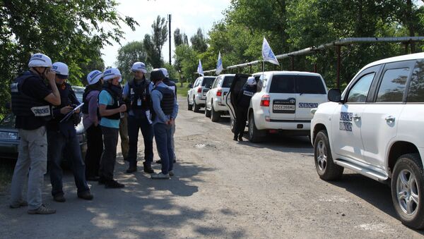 OSCE Special Monitoring Mission (SMM) monitors during an inspection of the frontline township of Sakhanka in the self-proclaimed Donetsk People's Republic - Sputnik International