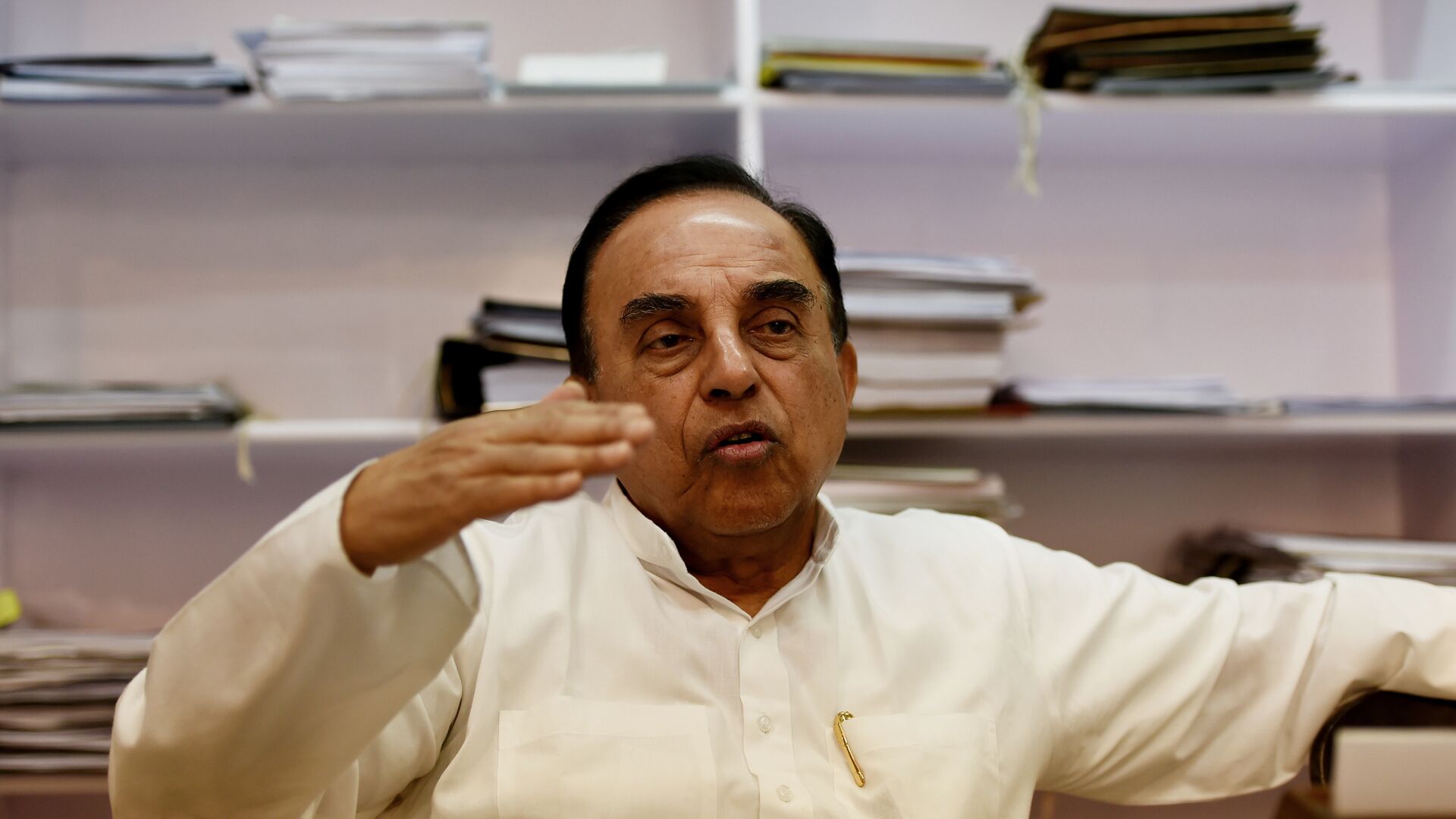 In this photograph taken on May 9, 2016, Subramanian Swamy, an Indian politician and a member of the Rajya Sabha, the upper house of the Indian parliament, gestures during an interview with AFP in New Delhi - Sputnik International, 1920, 16.12.2021