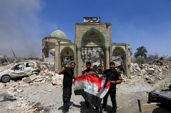 Members of the Counter Terrorism Service pose for a picture with an Iraqi flag in front of the ruins of Grand al-Nuri Mosque at the Old City in Mosul, Iraq, June 30, 2017 Members of the Counter Terrorism Service pose for a picture with an Iraqi flag in front of the ruins of Grand al-Nuri Mosque at the Old City in Mosul, Iraq, June 30, 2017 - Sputnik International
