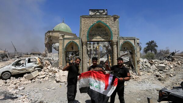 Members of the Counter Terrorism Service pose for a picture with an Iraqi flag in front of the ruins of Grand al-Nuri Mosque at the Old City in Mosul, Iraq, June 30, 2017 - Sputnik International