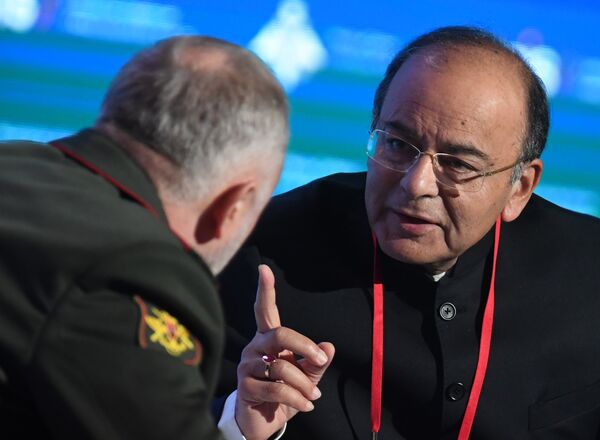 Indian Defense Minister Arun Jaitley speaking to Russian official at the VI Military Conference on International Security. - Sputnik International