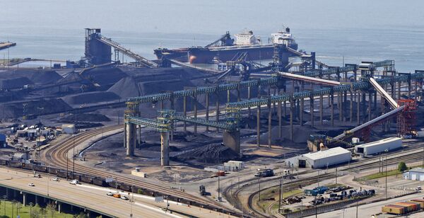 In this Wednesday, April 27, 2016 photo, a coal ship pulls up to the piers in Newport News, Va. - Sputnik International