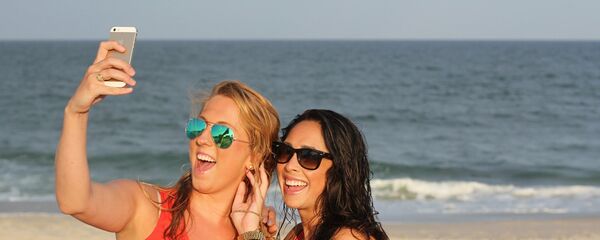 Friends taking a selfie - Sputnik International