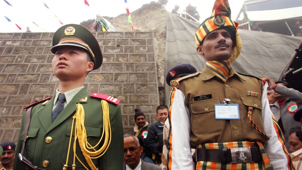 A Chinese soldier, left, and an Indian soldier maintain ceremonial positions marking the international boundary of their countries respectively at the opening of the Nathu La Pass, in northeastern Indian state of Sikkim, Thursday, July 6, 2006. - Sputnik International
