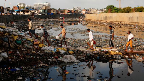 Residents cross a polluted water canal at a slum on the World Environment Day in Mumbai, India, June 5, 2017 - Sputnik International