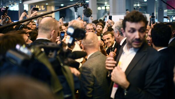 French President Emmanuel Macron (C,R) surrounded by journalists, meets people as he arrives at the Viva Technology conference dedicated to start-ups development, innovation and digital technology in Paris, France, June 15, 2017 - Sputnik International