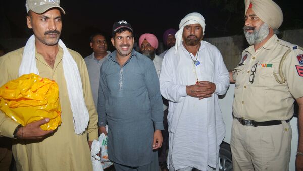 Indian prisoners Sohan Lal (2R), Abdul Majid (2L) and Mohammed Maqbool (L) arrive at a Red Cross House after being released by Pakistani authorities, in Amritsar on June 22, 2017 - Sputnik International