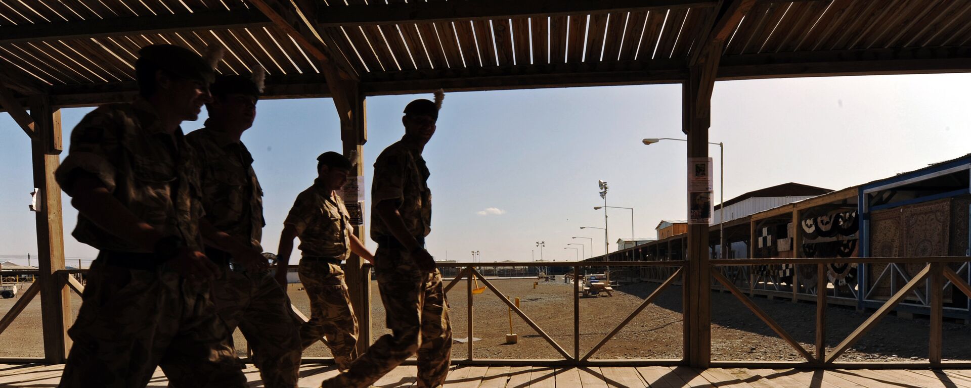 UK soldiers walk at a base in Kandahar on 6 May 2010. - Sputnik International, 1920, 04.08.2021