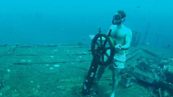 Daredevil Freediver Steers Sunken Shipwreck - Sputnik International