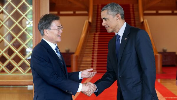 South Korean President Moon Jae-in shakes hands with former U.S. President Barack Obama at the Presidential Blue House in Seoul, South Korea, in this handout picture provided by the Presidential Blue House and released by Yonhap on July 3, 2017 - Sputnik International
