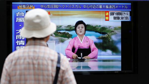 A man looks at a street monitor showing news of North Korea firing a ballistic missile in Tokyo, Japan, July 4, 2017. - Sputnik International
