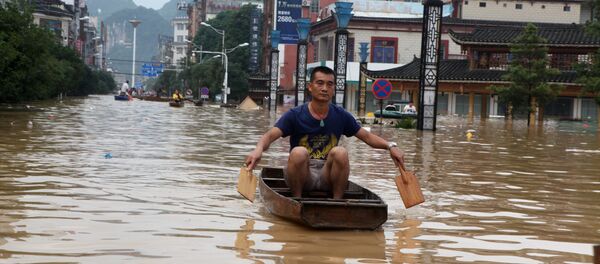 A man makes his way with a wooden boat through a flooded area in Liuzhou, Guangxi province, China July 2, 2017. A man makes his way with a wooden boat through a flooded area in Liuzhou, Guangxi province, China July 2, 2017. - Sputnik International