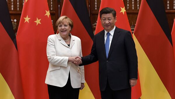Chinese President Xi Jinping, right, shakes hand with German Chancellor Angela Merkel, prior to their meeting, at the West Lake State House, in Hangzhou, China., Monday, Sept. 5, 2016. - Sputnik International