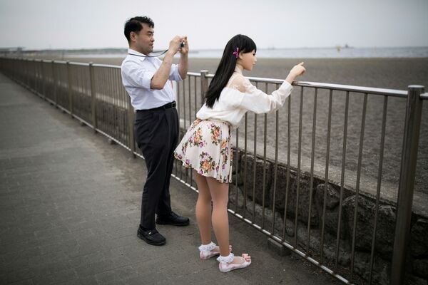 In this picture taken on May 9, 2017, physiotherapist Masayuki Ozaki (L) takes pictures of his silicone sex doll Mayu in Tokyo Bay. In this picture taken on May 9, 2017, physiotherapist Masayuki Ozaki (L) takes pictures of his silicone sex doll Mayu in Tokyo Bay. - Sputnik International