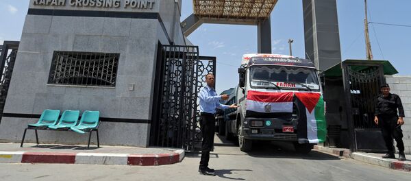 Palestinian policemen loyal to Hamas stand guard as fuel tankers enter Gaza through the Rafah border between Egypt and southern Gaza Strip June 21, 2017. - Sputnik International