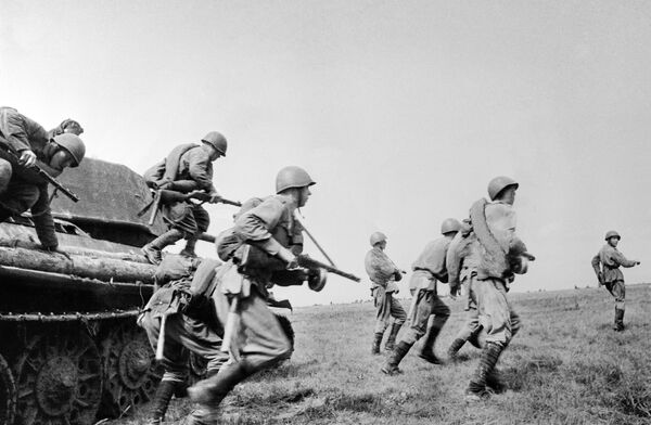 Machine-gunners going to a firing position. The Kursk Bulge. Machine-gunners going to a firing position. The Kursk Bulge. - Sputnik International