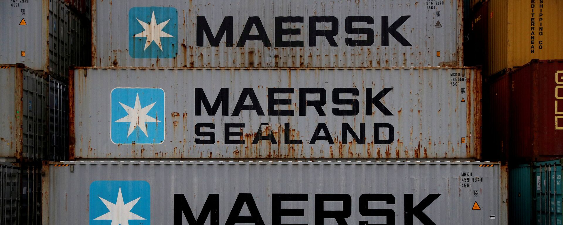 FILE PHOTO: Empty Maersk shipping containers are seen stacked at Peel Ports container terminal in Liverpool, Britain, December 9, 2016. - Sputnik International, 1920, 05.11.2021