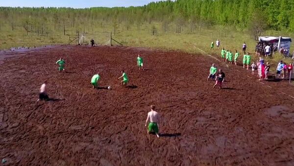Get Dirty! Russia's Annual Swamp Football Cup - Sputnik International