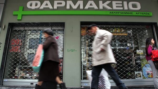 People walks past a shuttered pharmacy in the northern port city of Thessaloniki, Greece, Wednesday, March 26, 2014. - Sputnik International