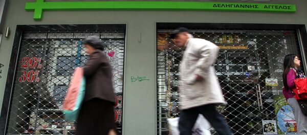 People walks past a shuttered pharmacy in the northern port city of Thessaloniki, Greece, Wednesday, March 26, 2014. - Sputnik International