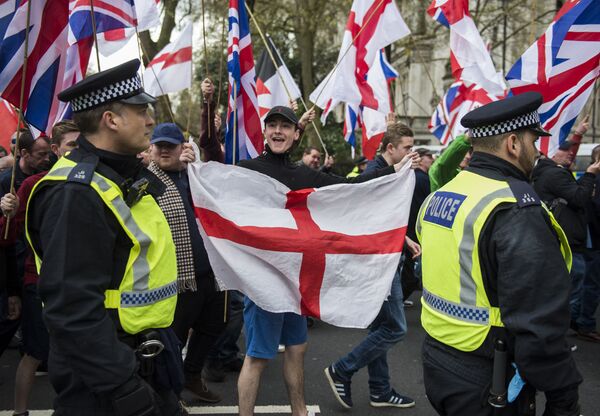Britain First and EDL (English Defence League) protesters walk along Northumberland Avenue during a demonstration in London, Saturday, April 1, 2017. Britain First and EDL (English Defence League) protesters walk along Northumberland Avenue during a demonstration in London, Saturday, April 1, 2017. - Sputnik International