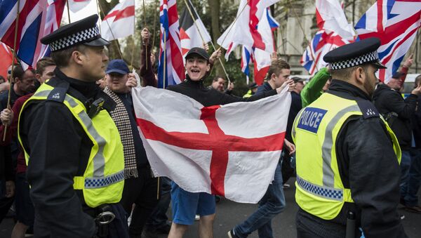 Britain First and EDL (English Defence League) protesters walk along Northumberland Avenue during a demonstration in London, Saturday, April 1, 2017. - Sputnik International