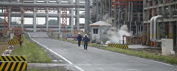 Workers at an Indian oil refinery belonging to Essar Oil at Vadinar, some 380km from Ahmedabad. (File) - Sputnik International