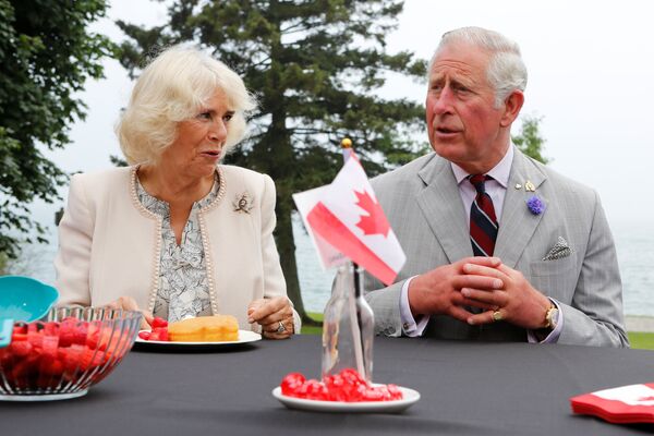 Britain's Prince Charles and Camilla, Duchess of Cornwall, talk with locals while touring the farmers' market in Wellington, Ontario, Canada, June 30, 2017.  - Sputnik International
