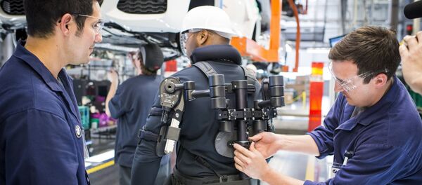 Factory worker in an exoskeleton - Sputnik International