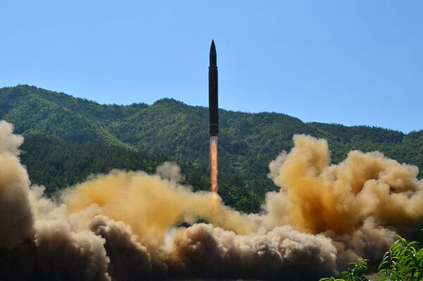 The intercontinental ballistic missile Hwasong-14 is seen during its test in this undated photo released by North Korea's Korean Central News Agency (KCNA) in Pyongyang, July 5 2017 - Sputnik International