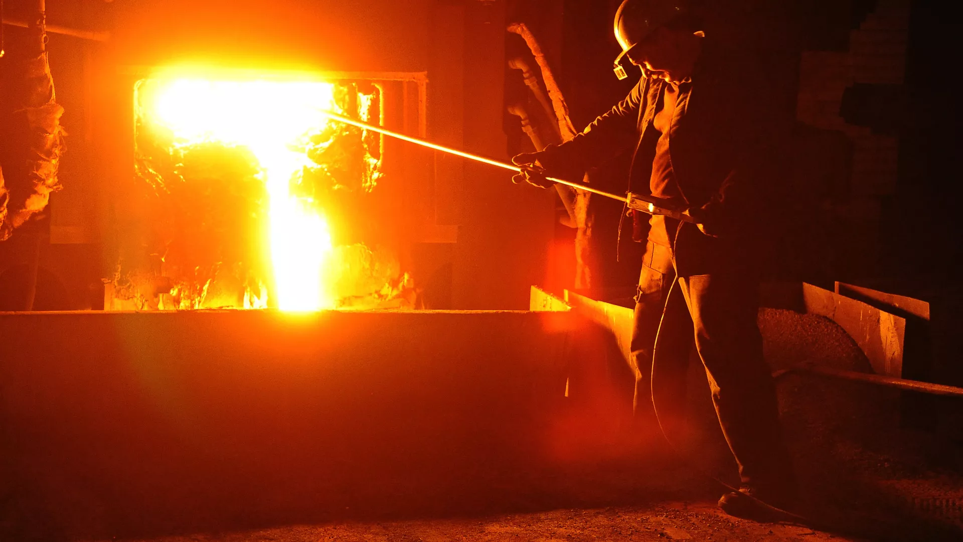 A worker during steel-smelting at a Russian steelmaking plant (File) A worker during steel-smelting at a Russian steelmaking plant (File) - Sputnik International, 1920, 19.12.2024