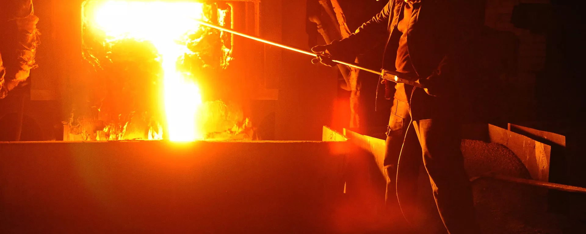 A worker during steel-smelting at a Russian steelmaking plant (File) - Sputnik International, 1920, 19.12.2024