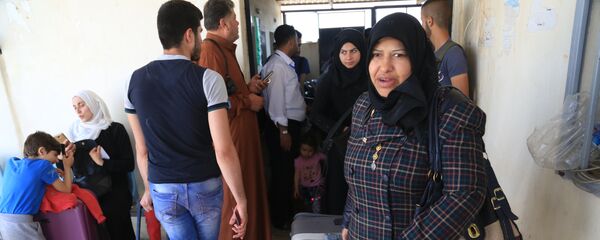 Syrian refugees living in Turkey wait to register at the Bab al-Salama crossing, near the city of Azaz in northern Syria, on June 18, 2017 - Sputnik International